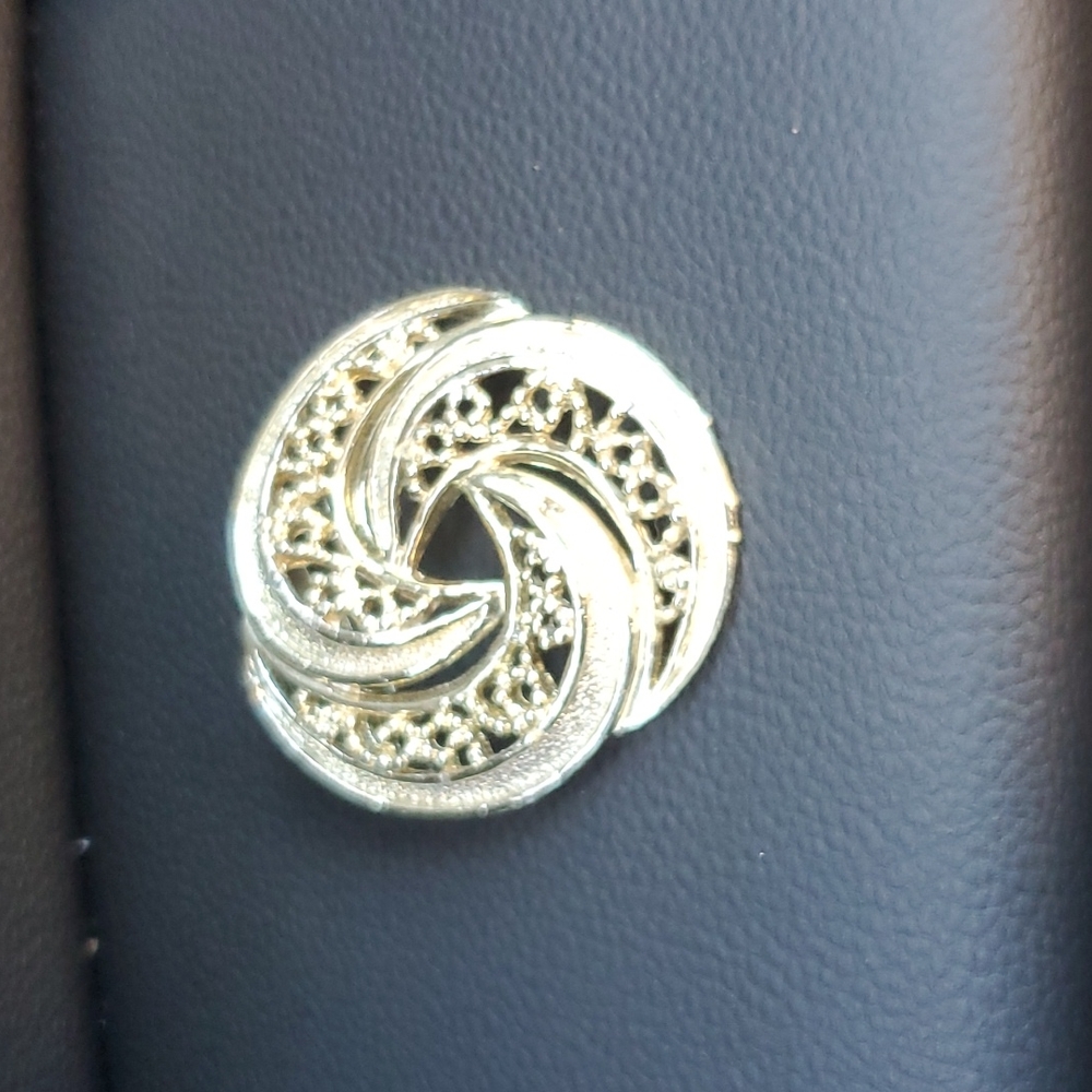 Vintage Garry's Gold toned Brooch